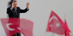 epa04940792 Turkish President Recep Tayyip Erdogan cheers his fans during a rally against what they claim is 'PKK terror' in Istanbul, Turkey, 20 September 2015. Violence has escalated between the banned Kurdish Workers Party PKK and Turkey since a ceasefire broke down in July 2015. The Turkish Air Force has also attacked PKK targets within its borders. EPA/SEDAT SUNA +++(c) dpa - Bildfunk+++
